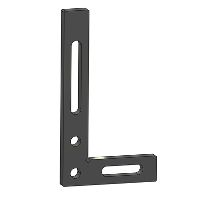 Czarny metalowy wspornik w kształcie litery L z dwoma podłużnymi szczelinami i dwoma okrągłymi otworami do montażu lub wsparcia strukturalnego.