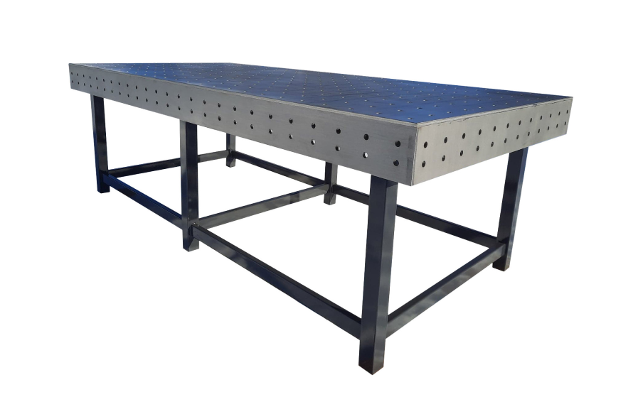 Prostokątny metalowy stół warsztatowy z perforowanym blatem i wytrzymałą czarną ramą, przedstawiony na białym tle.